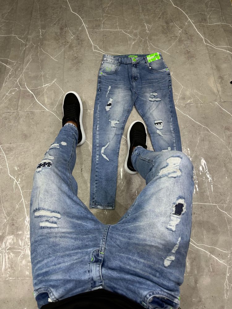 Calça jogador Azul com rasgos e detalhe x Joelho
