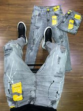 Calça jogador Cinza Bem clara com rasgos e detalhe de tinta