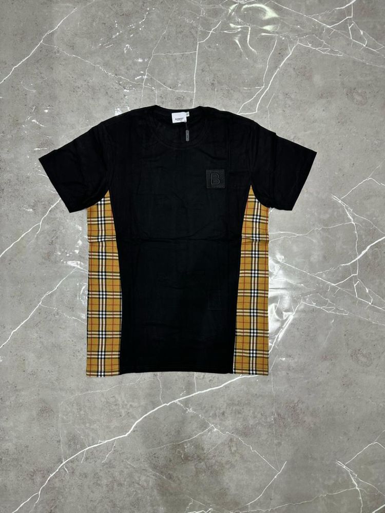 Camiseta burberry Com detalhes na lateral